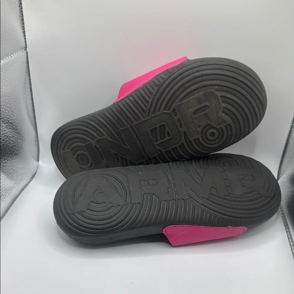 Under Armour Vibrant Pink and Black Sandals Pre Owned in‎ good condition